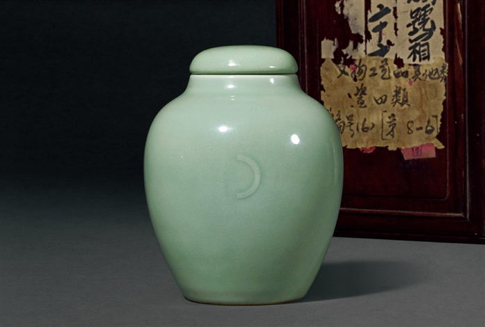 清乾隆豆青釉月牙盖罐brA CELADON GLAZED JAR WITH COVER on artnet